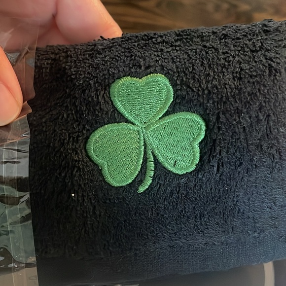 Peter Thomas Roth Irish moor mud with shamrock towel - Picture 5 of 6